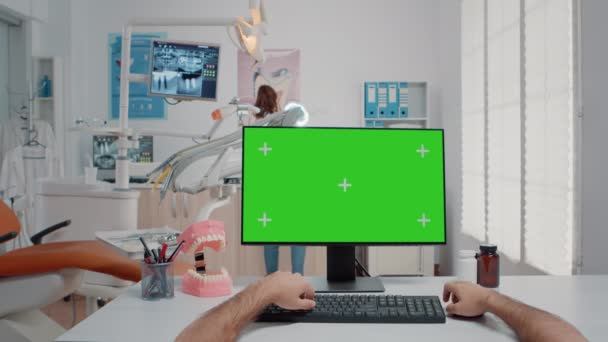 POV του ανθρώπου που χρησιμοποιεί πληκτρολόγιο και υπολογιστή με πράσινη οθόνη — Αρχείο Βίντεο