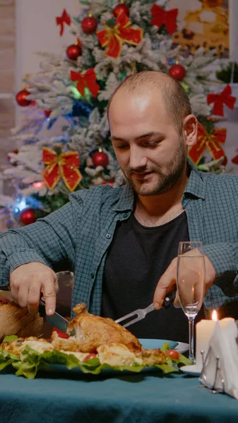 Casal comer frango no jantar festivo na véspera de Natal — Fotografia de Stock