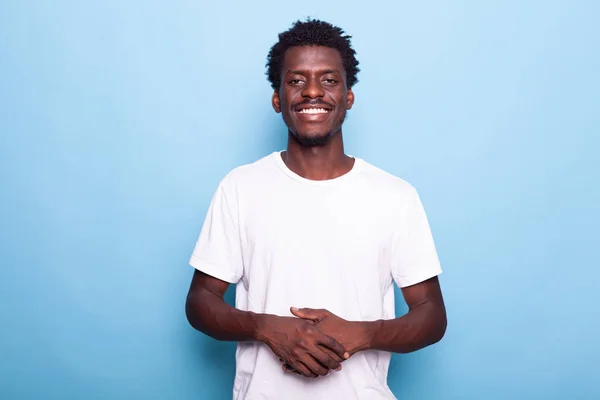 Portrait de l'homme afro-américain souriant en regardant la caméra — Photo