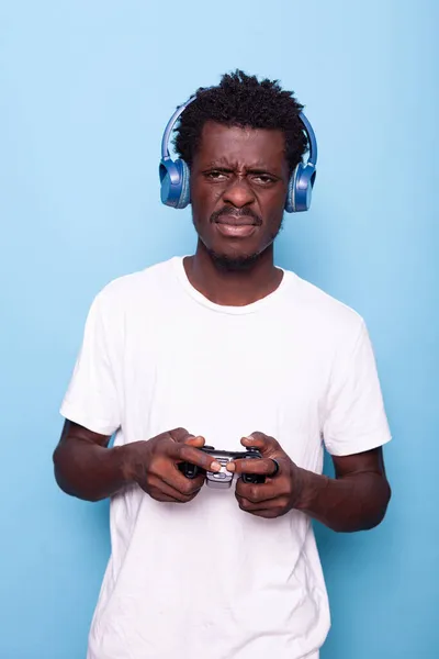 Jong volwassene verliezen op video games met controller — Stockfoto