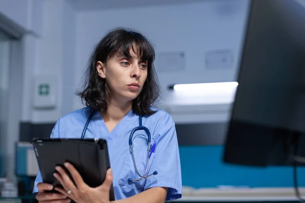 Medical assistant using digital tablet with touch screen — Stock Photo, Image
