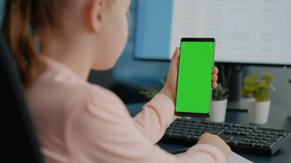 Akıllı telefondan yeşil ekran tutan çocuğu kapat — Stok fotoğraf