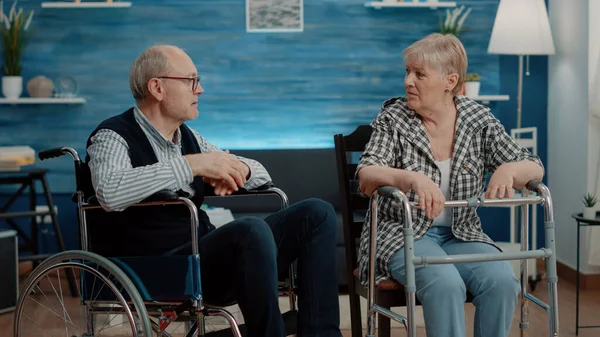 Personas jubiladas con enfermedad física hablando en un asilo de ancianos —  Fotos de Stock