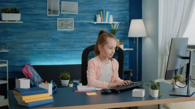 Not defterine renkli kalemlerle öğrenci çizimi