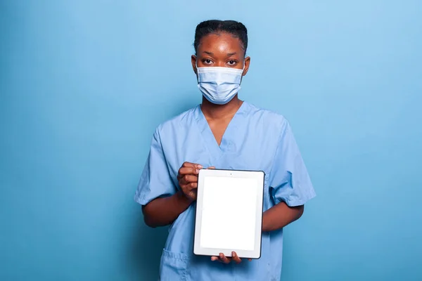 African american practitioner nurse with protection face mask against coronavirus — Stock Photo, Image