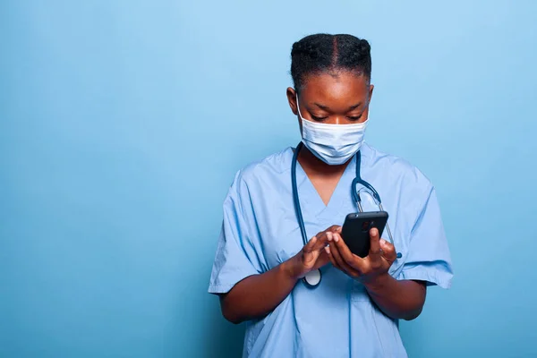 Enfermeira praticante afro-americana com máscara protetora contra coronavírus — Fotografia de Stock
