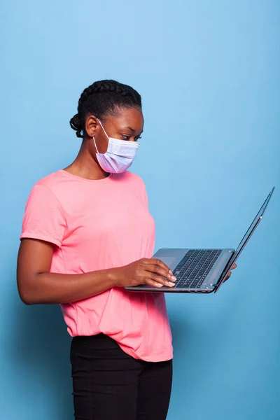 아프리카 계 미국인 복사자, 코로나 바이러스에 대항하여 의료용 마스크를 쓴 십 대 — 스톡 사진