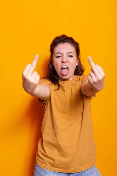 Freche Person zeigt beleidigenden Mittelfinger vor Kamera — Stockfoto