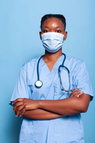 Portret van Afro-Amerikaanse arts assistent met beschermend gezichtsmasker — Stockfoto
