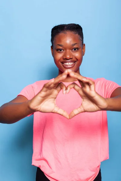 Retrato de jovem afro-americana afetuosa fazendo símbolo de amor — Fotografia de Stock