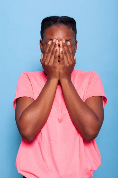 불안 한 감정적 아프리카 계 미국인 학생의 그림그녀의 손으로 얼굴을 가리고 — 스톡 사진