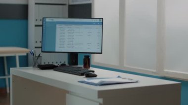 Monitörde tıbbi dosyalar olan bilgisayarı kapat