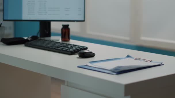 Close up de mesa com documentos médicos e computador — Vídeo de Stock
