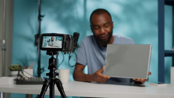 Modern kamera kayıt vlog oynatıcısını laptopla kapat — Stok video