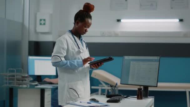 Mujer médico sosteniendo tableta digital con pantalla táctil — Vídeos de Stock
