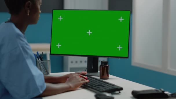 Primo piano del medico specialista utilizzando lo schermo verde sul monitor — Video Stock