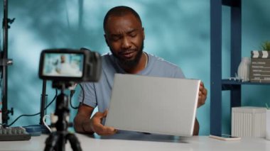 Kameradaki modern dizüstü bilgisayarı inceleyen video kaydediciyi kapat