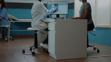 Hasta muayene için radyografiyi tutan doktor