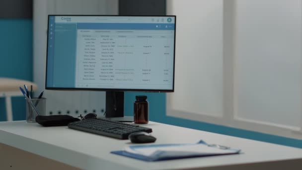 Fechar a tela do computador com as informações do paciente na mesa — Vídeo de Stock