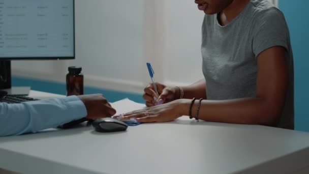 Närbild av patienten underteckna checkup papper för undersökning — Stockvideo