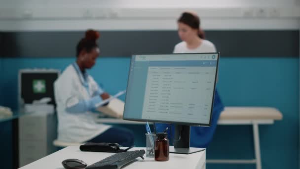 Primer plano de la información médica en el monitor del ordenador — Vídeos de Stock