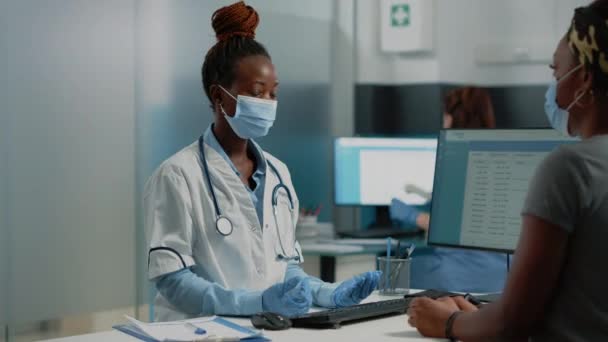 Sanitäter bei der medizinischen Beratung von Patienten im Gesundheitswesen — Stockvideo