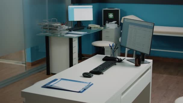 Nadie en el gabinete con equipo médico para visita de chequeo — Vídeos de Stock