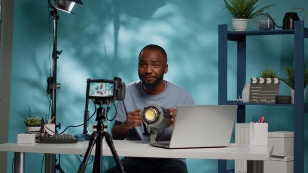Αφρο-Αμερικανός blogger κριτική στούντιο φως στην κάμερα — Αρχείο Βίντεο