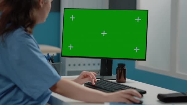 Közelkép a női nővér nézi vízszintes zöld képernyő — Stock videók
