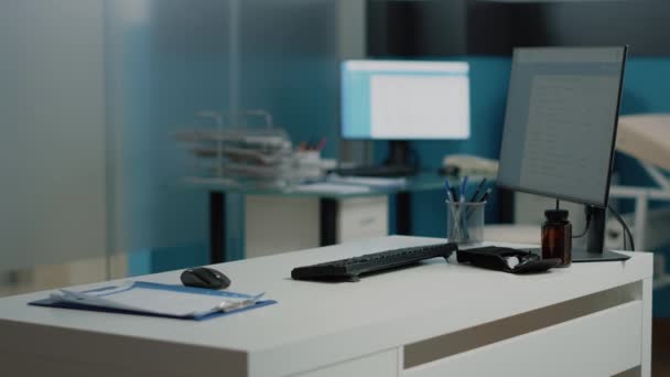 Niemand in het dokterskantoor met medische apparatuur en gereedschap — Stockvideo