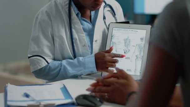 Doktor olarak çalışan kadın iskelet resimli tablet tutuyor. — Stok video