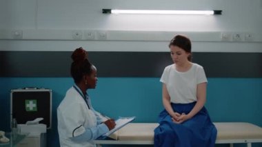 Afrika kökenli Amerikalı sıhhiyeci doktor muayenehanesinde.