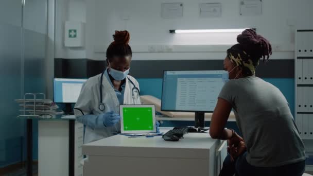 Paciente e médico olhando para a tela verde horizontal no tablet — Vídeo de Stock