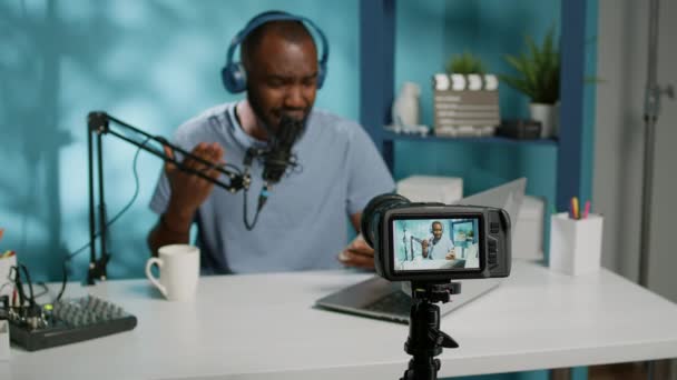 Zbliżenie kamery nagrywania vlogger prowadzenia rozmowy — Wideo stockowe