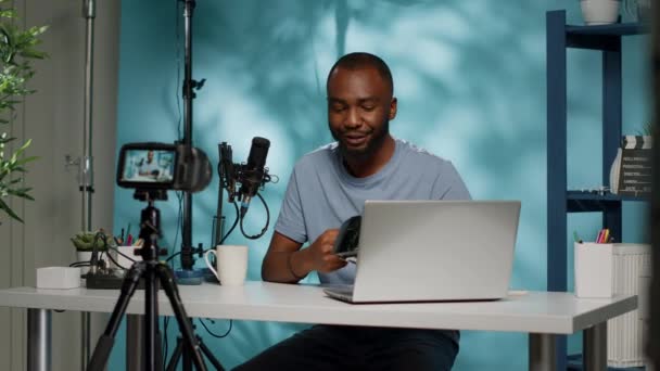 Afrikalı Amerikalı etkileyiciler kamerada VR gözlüklerini inceliyor — Stok video