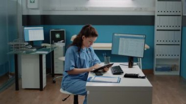 Tablet ekranında yazma ve bilgisayarı denetleme asistanı
