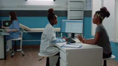 Sağlık kontrolünde genç bir hastaya danışmanlık yapan doktor