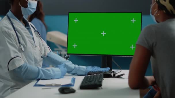Bilgisayardaki yeşil ekrana bakan kadın ve doktora yaklaş. — Stok video