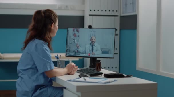 Asystent medyczny rozmawia z lekarzem na wideokonferencji — Wideo stockowe