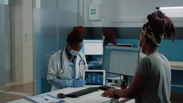 Médecin tenant la tablette avec analyse du corps humain pour la visite de contrôle — Video