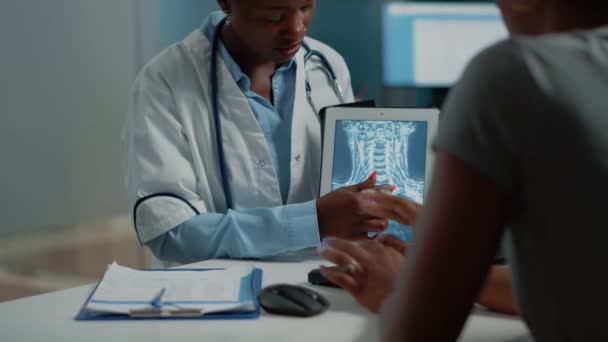 Mujer que trabaja como médico con radiografía en tabletas — Vídeo de stock