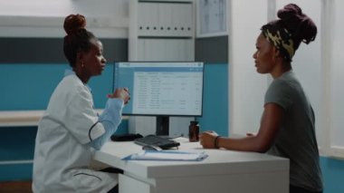 Doktor hastaya fiziksel acı ve hastalıktan bahsediyor.