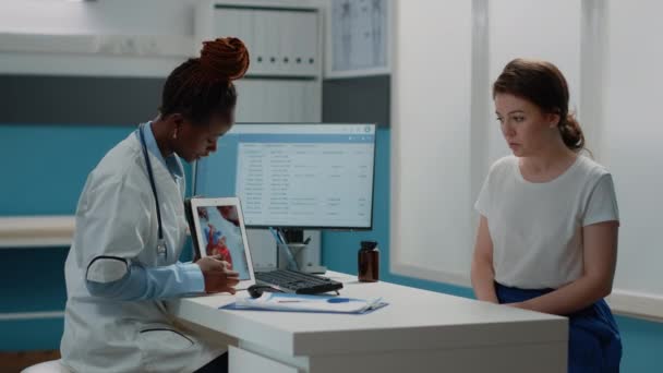 Doktor ukazující na kardiologickou figurku na digitálním tabletu — Stock video