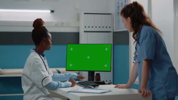 Médico y enfermera trabajando con pantalla verde horizontal — Vídeos de Stock