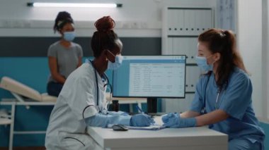 Doktor ve hemşire ekibi reçete kağıdı hazırlıyor.