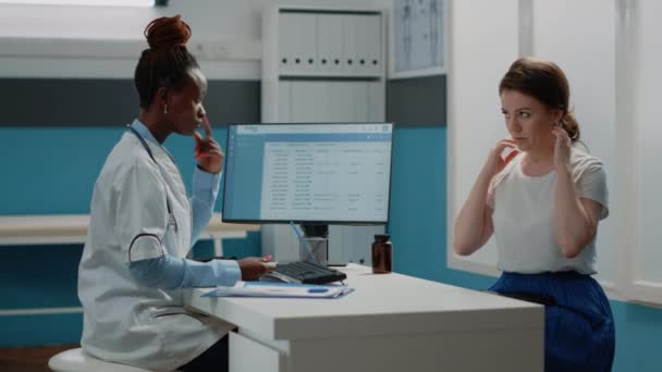 Médico escuchando al paciente con dolor de cuello y enfermedad — Vídeos de Stock