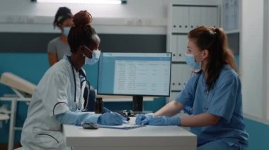 Çok ırklı tıp ekibi hastaların tedavisi hakkında konuşuyor