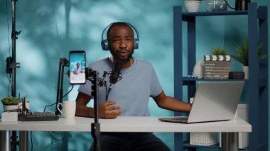 Siyahi blogcu hediye yarışması yapıyor ve video kaydediyor