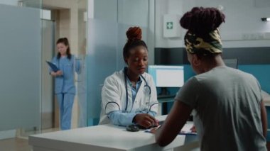 Genç hasta, sağlık sistemi için danışmanlık belgeleri imzalıyor.