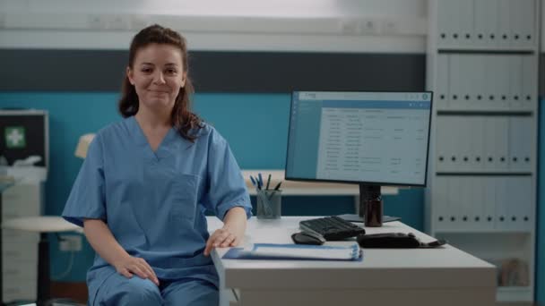 Portrait de femme travaillant comme assistante médicale au bureau — Video